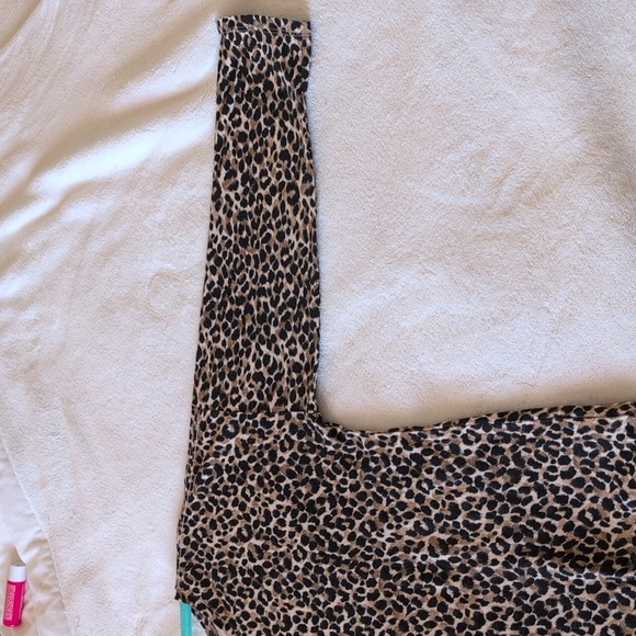 Old Navy Girls Leopard Print Mid Length Sleeve Tee in Black and Tan - Picture 8 of 9